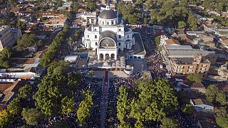Miles de fieles se concentran para la procesión de la Virgen de Caacupe
