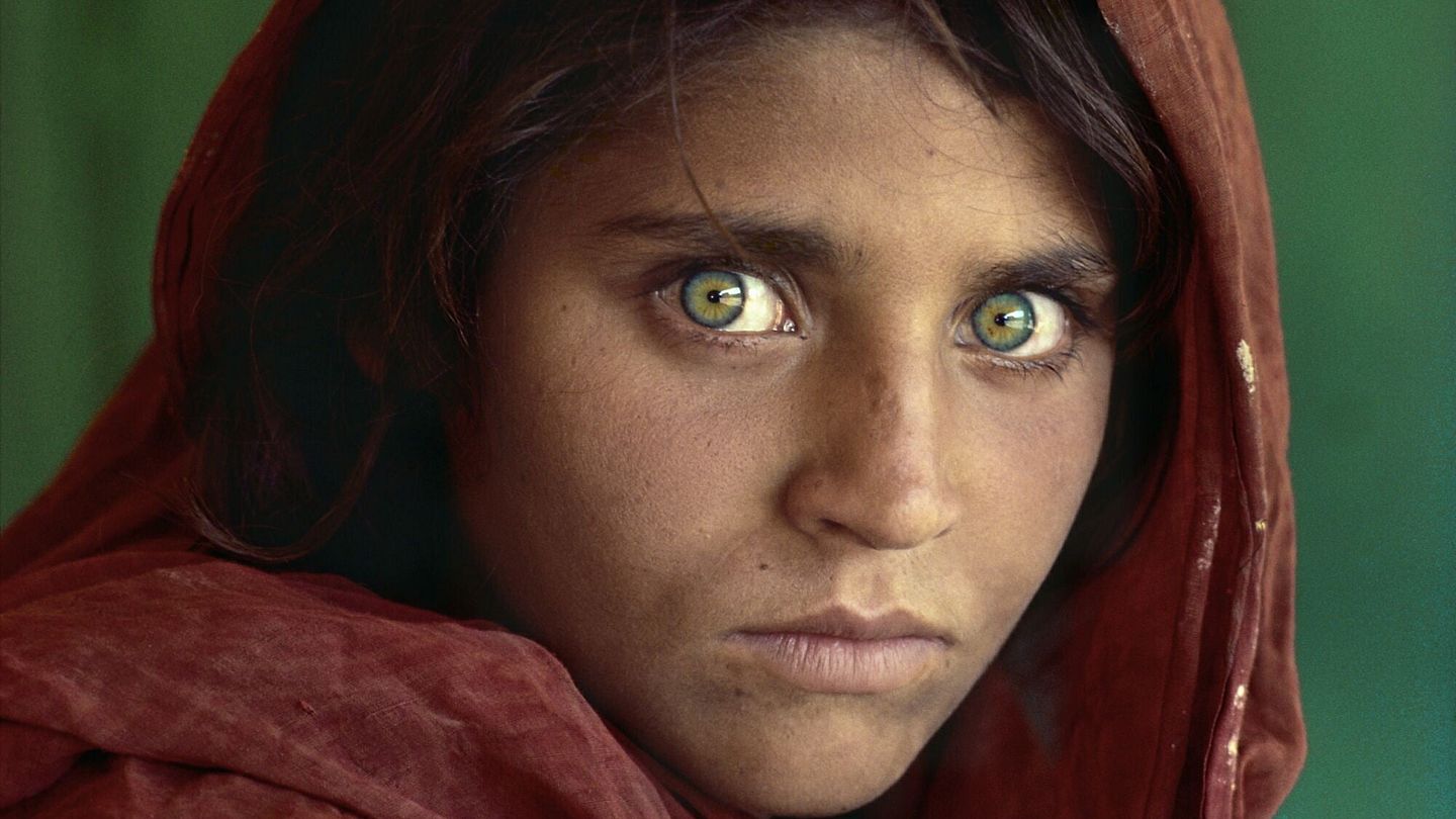 Nægte temperament albue Green-eyed 'Afghan Girl' star of Steve McCurry photography exhibition in  Paris | Euronews