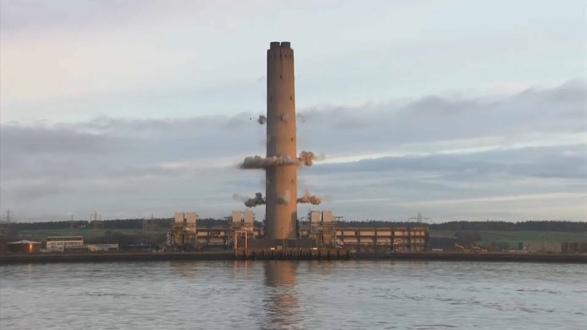 مدخنة محطة طاقة اسكتلندية عملاقة تحولت إلى غبار