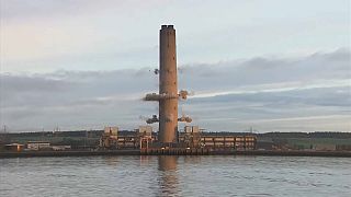 مدخنة محطة طاقة اسكتلندية عملاقة تحولت إلى غبار