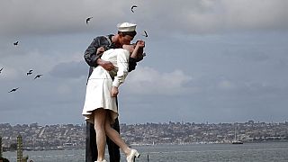 تمثال "الاستسلام غير المشروط" في باركواي على طول الواجهة البحرية في سان دييغو، الإثنين 13 فبراير 2012 