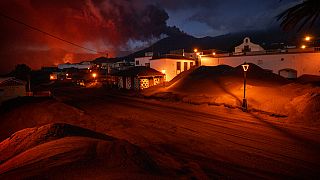 La ceniza cubre las calles y las casas del pueblo de Las Manchas mientras la lava fluye desde el volcán, en la isla canaria de La Palma
