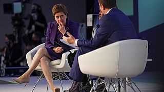 La primera ministra de Escocia, Nicola Sturgeon, asiste a una reunión con la activista climática Vanessa Nakate en la Cumbre del Clima de la ONU COP26 en Glasgow, Escocia