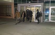 Ο Έλληνας αστυνομικός και η σύντροφος του καθώς βγαίνουν από το δικαστήριο στην Ανδριανούπολη