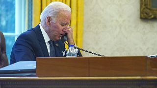 Il presidente Usa Joe Biden al telefono nello studio ovale, in una foto del dicembre 2021