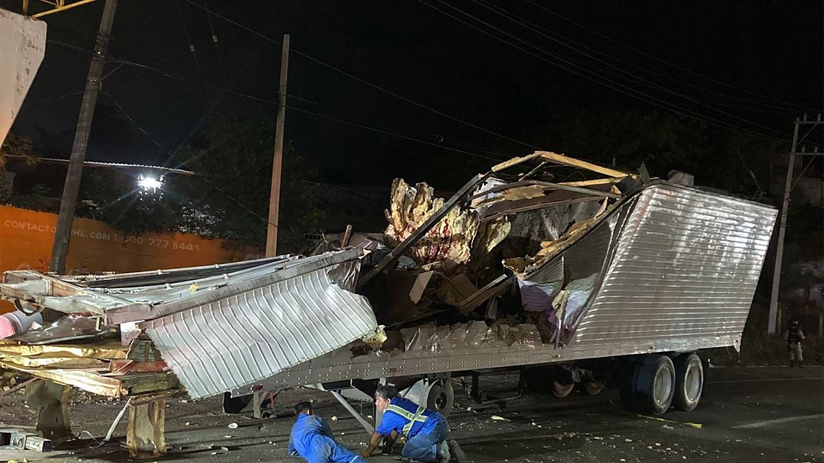 قتل 54 شخصاً وجرح العشرات بعدما انقلبت الشاحنة في الطريق السريع جنوب المكسيك
