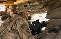 جندي أمريكي يحرس موقعًا في معسكر شمال العراق. 2016/09/08