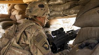 جندي أمريكي يحرس موقعًا في معسكر شمال العراق. 2016/09/08