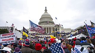 Manifestação pró-Trump antes do assalto ao Capitólio em janeiro de 2021