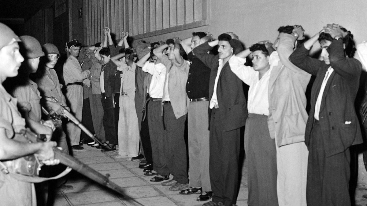 Archives : arrestation d'Algériens par l'armée française après deux explosions à Alger - Photo du 07 juillet 1956