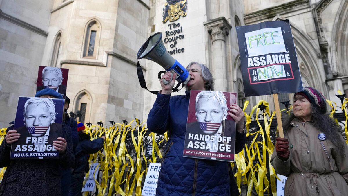 Proteste vor dem Gericht in London, das über Julian Assange urteilt