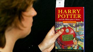 النسخة الأولى من رواية جي كي رولينج الأولى "هاري بوتر وحجر الفيلسوف" في مكاتب دار بونهامز للمزادات في لندن، الأربعاء 6 يونيو 2007