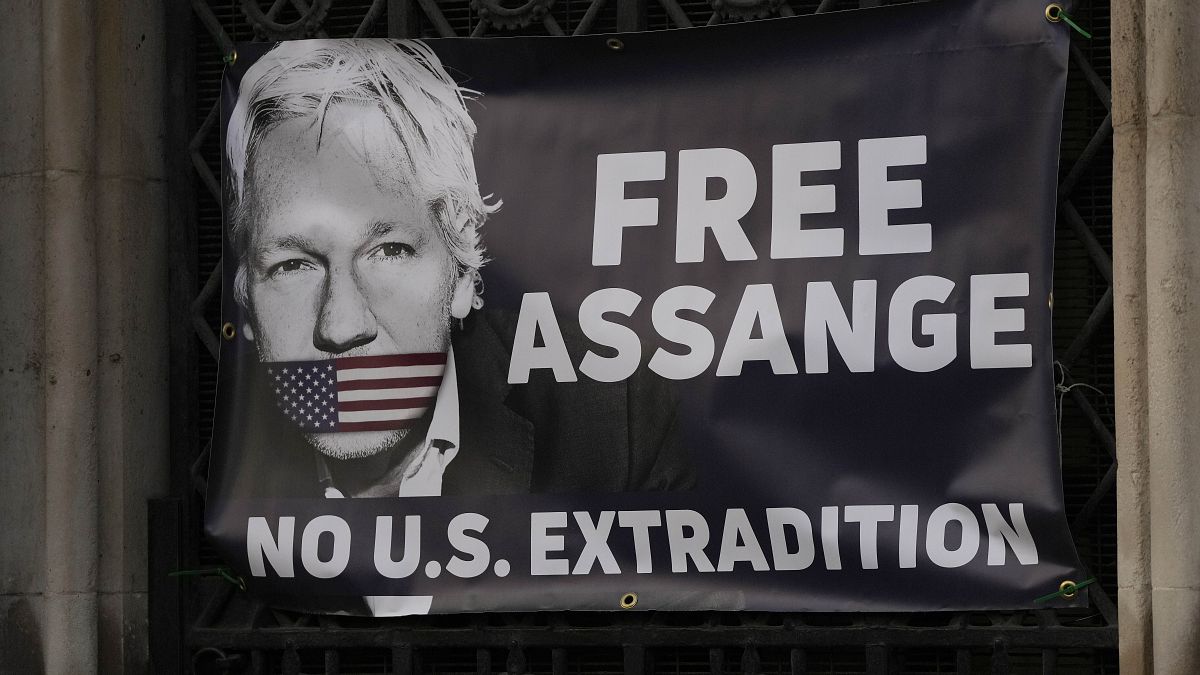 Плакат за отказ от экстрадиции Джулиана Ассанжа. 