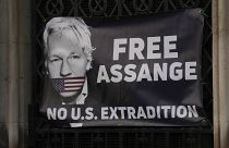 Плакат за отказ от экстрадиции Джулиана Ассанжа.