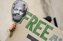 una manifestazione a sostegno di Julian Assange, fuori dall'Alta Corte di Londra, mercoledì 27 ottobre 2021.