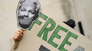 una manifestazione a sostegno di Julian Assange, fuori dall'Alta Corte di Londra, mercoledì 27 ottobre 2021.