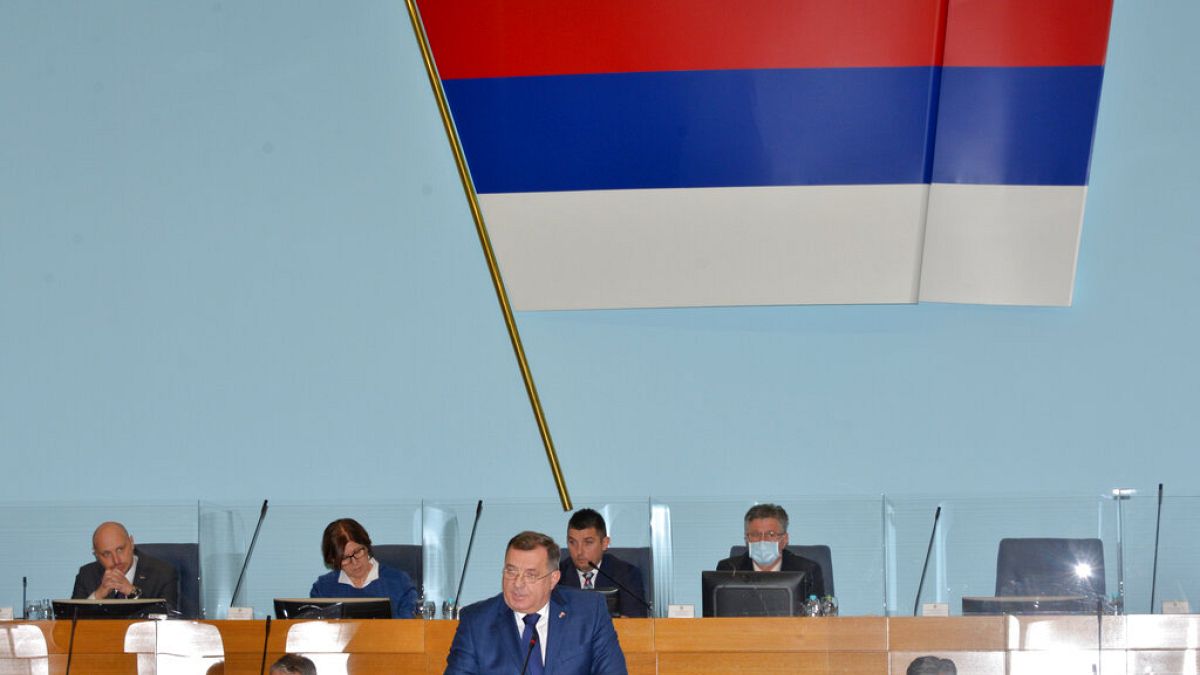 Milorad Dodik devant le Parlement de la République serbe de Bosnie le 9 décembre 2021