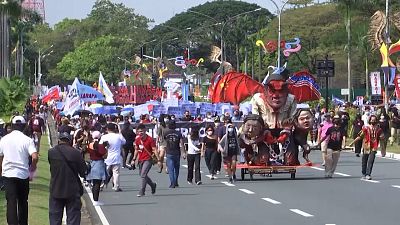 بالفيديو: محتجون فلبينيون يدمرون دمية لدوتيرتي في مسيرة حاشدة في مانيلا
