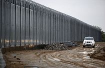 Περιπολία οχήματος της ελληνικής αστυνομίας στον φράχτη του Έβρου στα ελληνοτουρκικά σύνορα