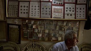 الباحث وليد العقاد في متحفه في خان يونس جنوب قطاع غزة