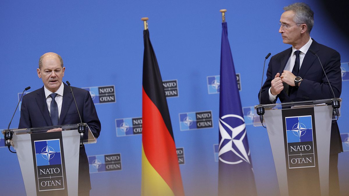  الأمين العام لحلف شمال الأطلسي ينس ستولتنبرغ خلال مؤتمر مشترك مع المستشار الألماني الجديد أولاف شولتز