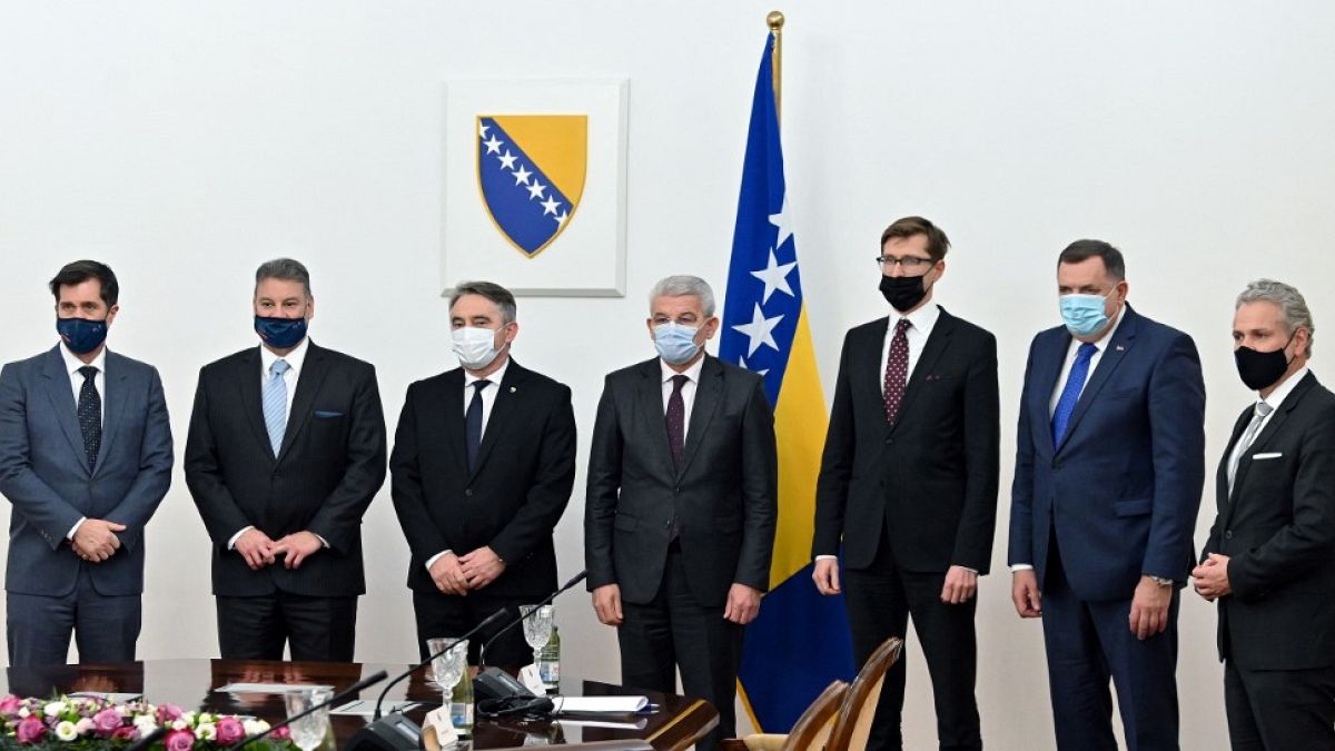 Membros da presidência tripartida da Bósnia com o enviado especial dos EUA e o embaixador norte-americano em Sarajevo (arquivo)