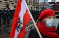 Austria: il blocco Covid resta in piedi per i non vaccinati, proteste in piazza