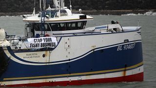 صيادون فرنسيون غاضبون يهددون بتعطيل الواردات البريطانية عبر البحر