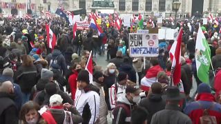 Manifestações em massa na Áustria contra vacinação obrigatória