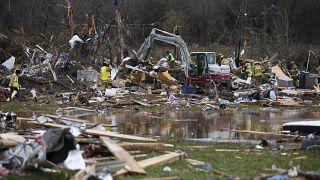 Limpieza de escombros y búsqueda de sobrevivientes en el barrio de Creekwood Avenue en Bowling Green, Kentucky, el sábado 11 de diciembre de 2021