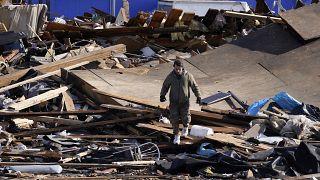 Мужчина на развалинах после торнадо в Мэйфилде (Кентукки), 11 декабря 2021 года
