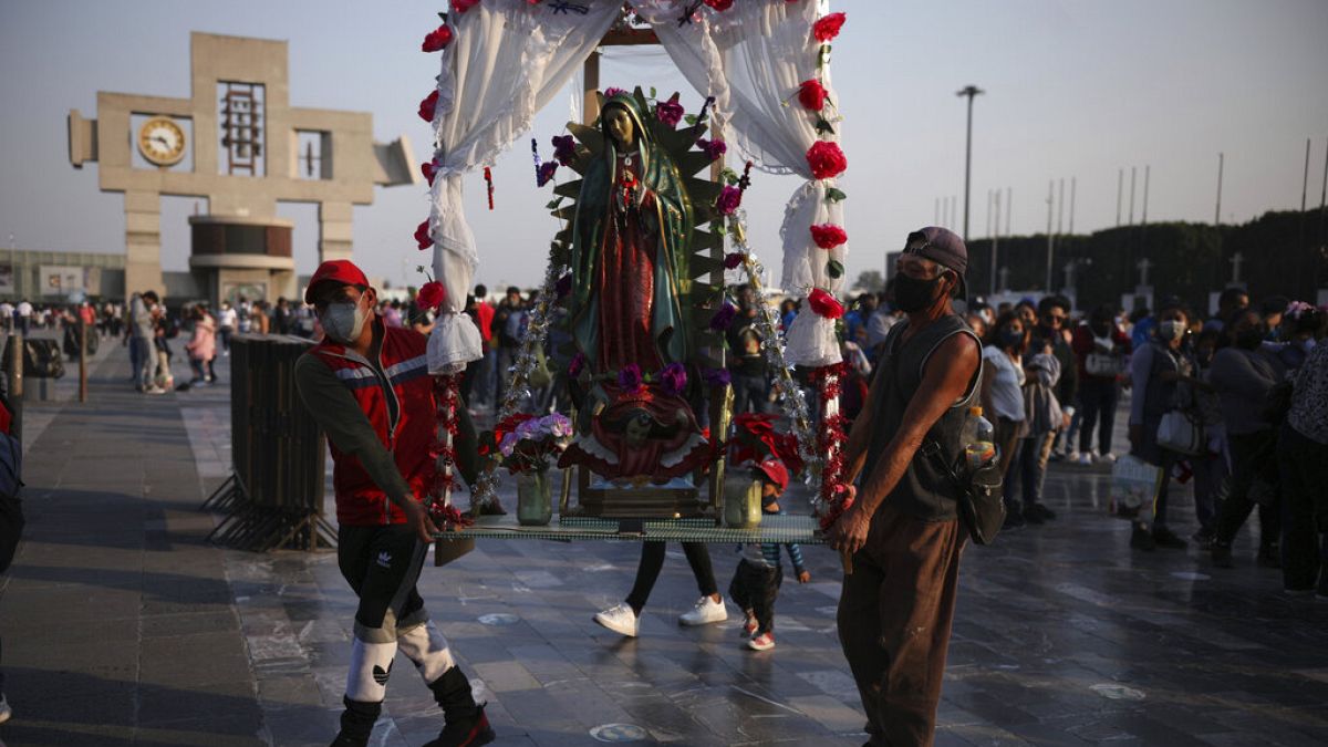 Tömegek vonulnak a Guadalupei Szűz tiszteletére rendezett zarándoklaton