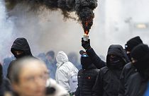 Avusturya’nın başkenti Viyana’da yaklaşık 50 bin kişinin katıldığı Covid-19 önlemleri karşıtı gösteride taşkınlık yapan aşırı sağcı grupla polis arasında arbede yaşandı.