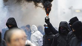 Avusturya’nın başkenti Viyana’da yaklaşık 50 bin kişinin katıldığı Covid-19 önlemleri karşıtı gösteride taşkınlık yapan aşırı sağcı grupla polis arasında arbede yaşandı.