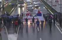 Sérvios protestam contra a extração de lítio