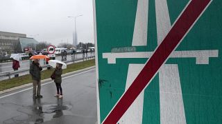 Экоактивисты снова перекрыли дороги в Белграде и других городах, протестуя против планов добычи лития, 11 декабря 2021 г.