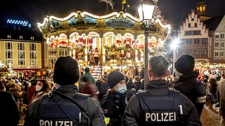 Polizeibeamte wachen über den Weihnachtsmarkt in Frankfurt