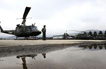 A boszniai hadsereg pilótája egy Huey II helikopter mellett, Szarajevó közelében