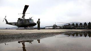 A boszniai hadsereg pilótája egy Huey II helikopter mellett, Szarajevó közelében