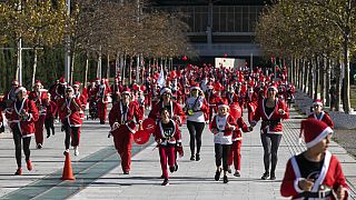Des centaines de personnes habillées en père Noël courent pour une cause caritative, à Athènes, Grèce, le 12 décembre 2021