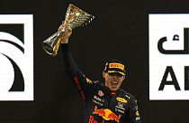 La joie de Max Verstappen, le pilote néerlandais sacré champion du monde grâce sa victoire au Grand Prix d'Abou Dhabi, le 12/12/2021
