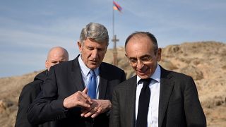 إريك زمور، المرشح اليميني المتطرف لانتخابات الرئاسة الفرنسية إلى جانب السياسي فيليب دو فيلييه في أرمينيا