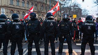 Polícia austríaca controla protesto contra restrições para travar a Covid-19