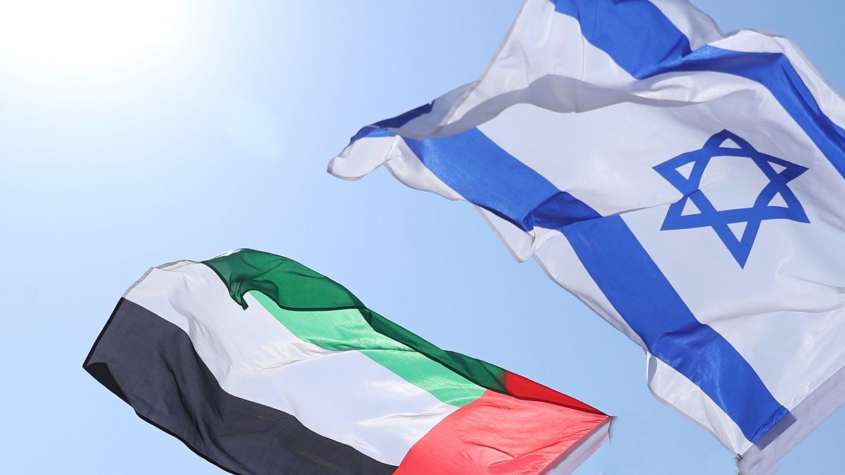 BAE (sol) ve İsrail bayrakları 