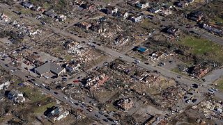 صورة جوية تظهر حجم الدمار في وسط مدينة مايفيلد في كنتاكي في أعقاب الإعصار الذي اجتاح المنطقة.