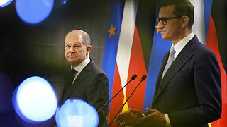 Le chancelier allemand Olaf Scholz, à gauche et le premier ministre polonais, à droite, Mateusz Morawiecki, en conférence de presse à Varsovie, Pologne, 12 décembre 2021