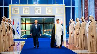 وزير خارجية الإمارات الشيخ عبدالله بن زايد ورئيس وزراء إسرائيل نفتالي بينيت بعد وصوله إلى أبوظبي في زيارة رسمية، الأحد 12 ديسمبر 2021
