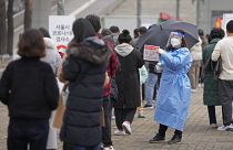مواطنون من كوريا الجنوبية يصطفّون في طابور أمام مركزٍ لتلقي اللقاح المضاد لـ"كوفيد-19" بالعاصمة سيول الجمعة 10 ديسمبر 2021.