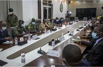 صورة أرشيفية لقادة المجلس العسكري في مالي (يسار الطاولة) مع وفد رفيع المستوى من المجموعة الاقتصادية لدول غرب أفريقيا‭ ‬"إيكواس" في وزارة الدفاع في باماكو  22 أغسطس 2020.