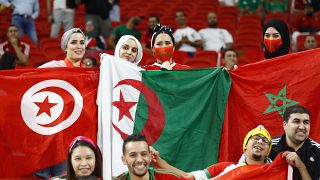 المشجعون يرفعون أعلامًا تونسية ومغربية وجزائرية قبل مباراة ربع نهائي كأس العرب 2021 لكرة القدم بين المغرب والجزائر على ملعب الثمامة بالدوحة، قطر، 11 ديسمبر 2021